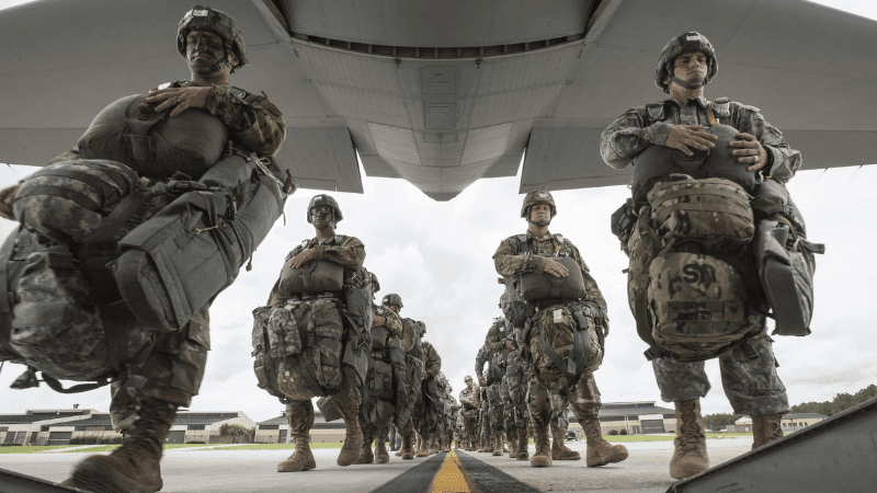 Thousands of US Army paratroopers arrive in Middle East