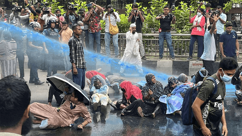 Police fire water cannons, sound grenades on protesters at Press Club