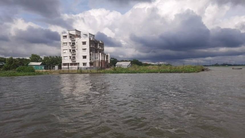 Robbers attack police camp in Munshiganj, fire over 100 rounds