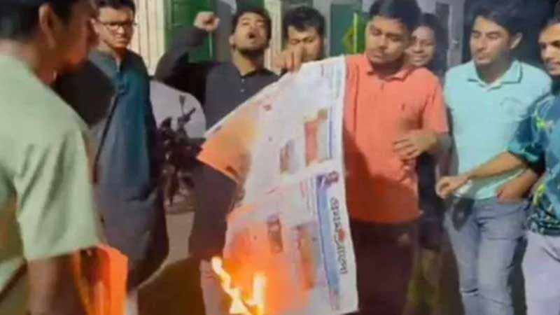 Student protestors across the country burn Prothom Alo, Daily Star