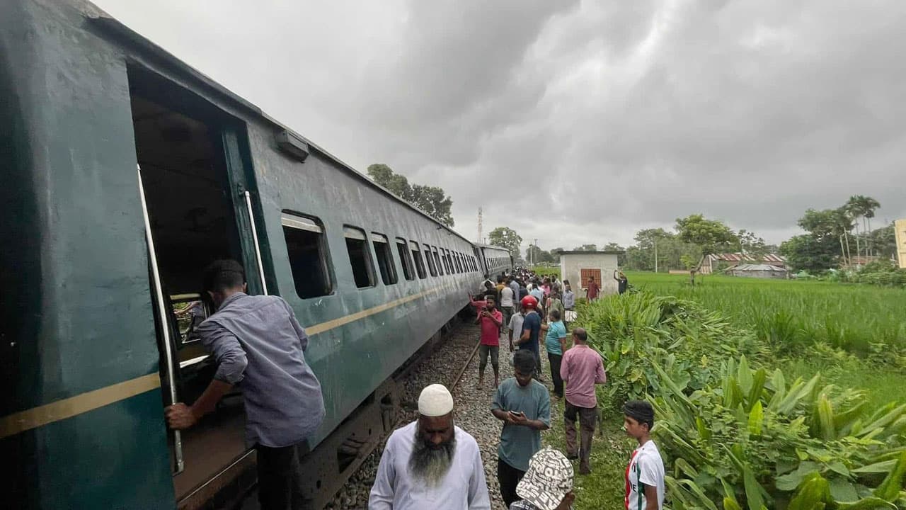 6 bogies of Padmarag train derail in Rangpur; train services suspended