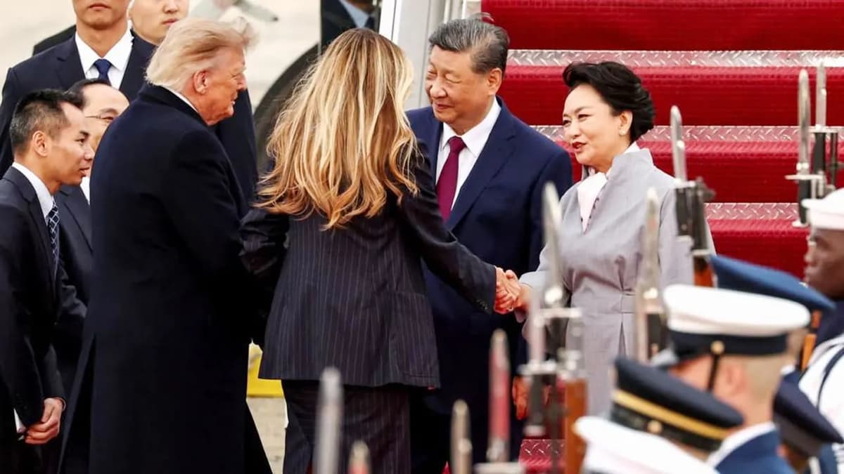 Trump rolls out red carpet for Xi at rare airport welcome