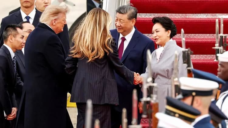 Trump rolls out red carpet for Xi at rare airport welcome