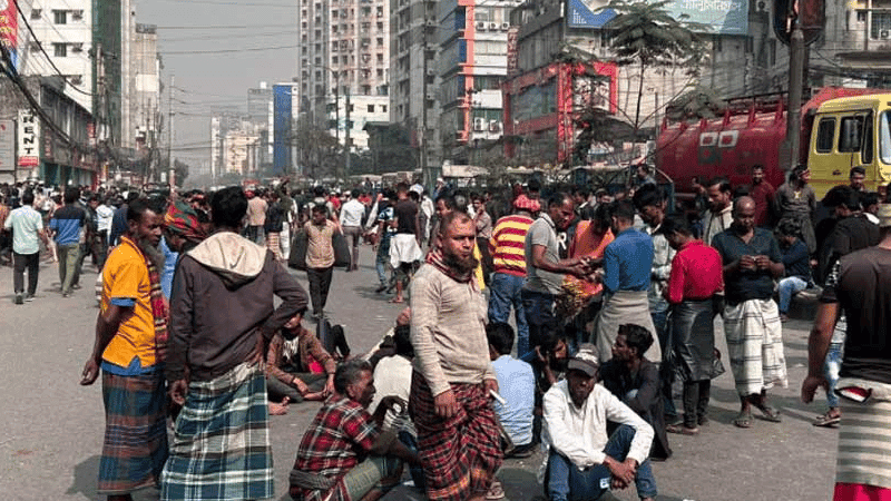 Battery-powered rickshaw drivers block road in Badda