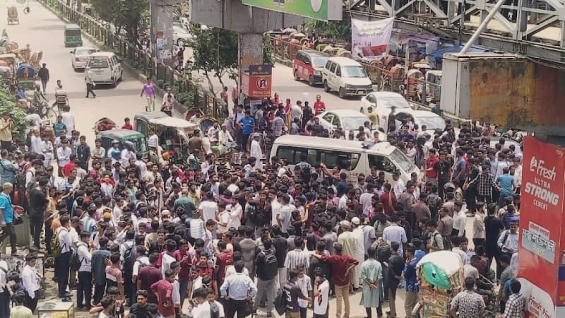 Students block roads demanding education minister's resignation