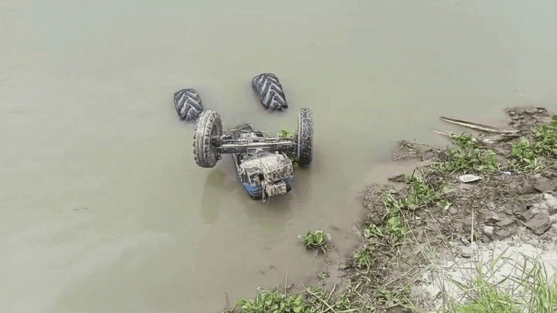 Tractor driver dies as vehicle falls into Padma in Faridpur
