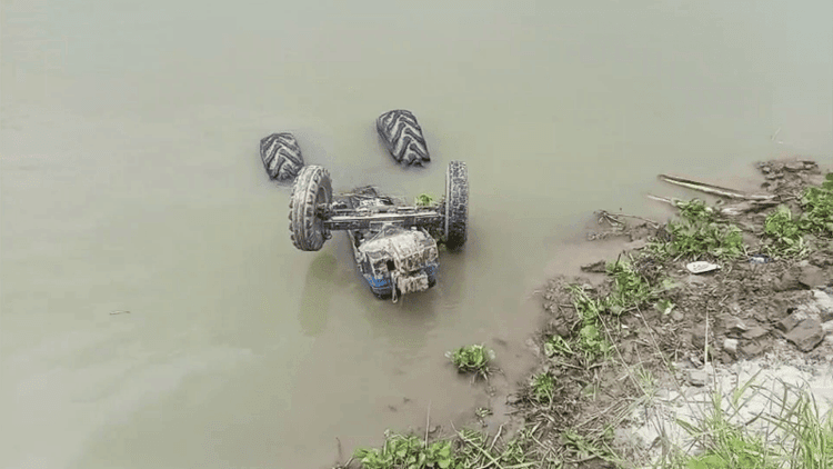Tractor driver dies as vehicle falls into Padma in Faridpur