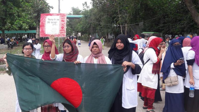 বগুড়ায় সড়ক অবরোধ, ককটেল বিস্ফোরণে আহত ৪