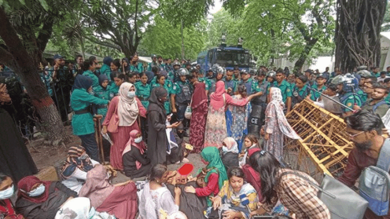 Police block ‘Tathya Apa’ workers’ march towards Jamuna
