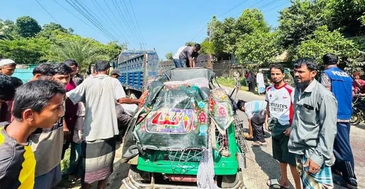 2 Killed, 4 Injured in Pickup-CNG Auto-Rickshaw Collision in Teknaf