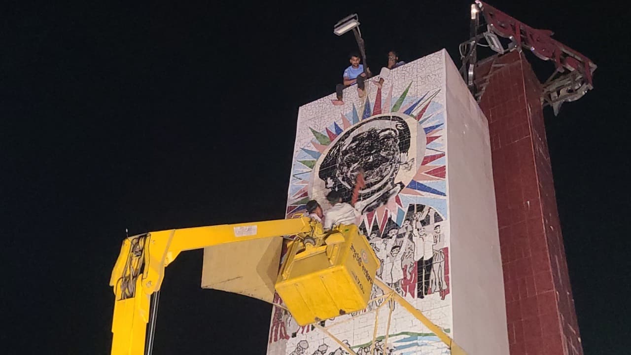 Bangabandhu’s image defaced at Rangpur monument