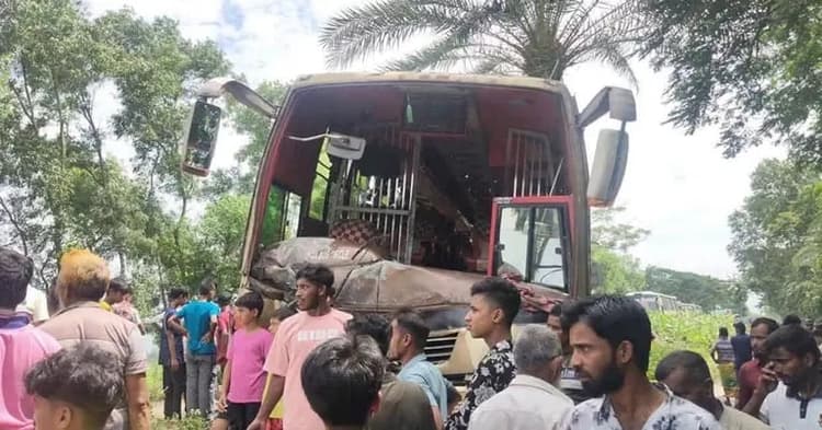 Three killed in bus-truck collision in Natore