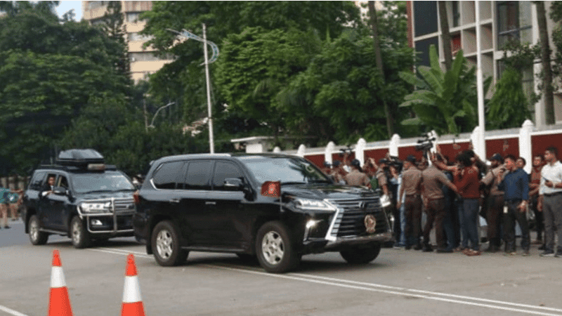 Newly elected President Mirza Fakhrul enters Bangabhaban