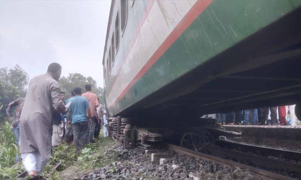 Train derails in Sirajganj, rail link between Dhaka and north Bengal suspended