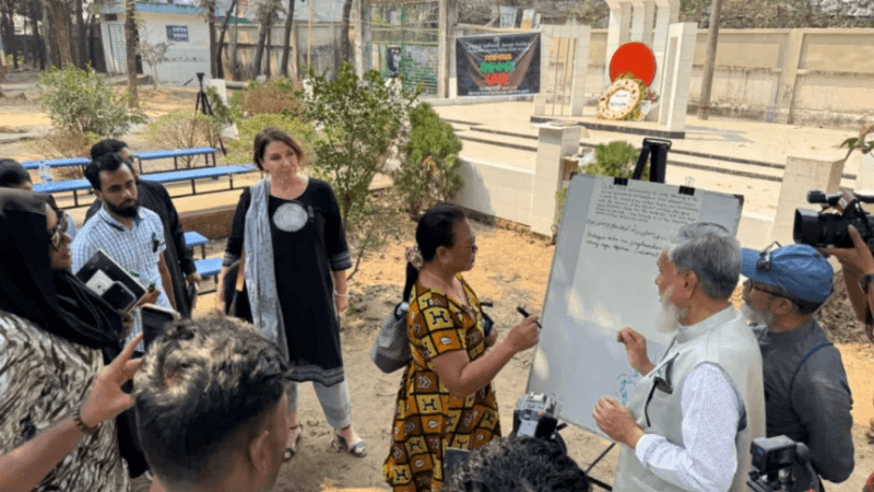 Foreigners recite poems in mother tongue at Cox’s Bazar Shaheed Minar