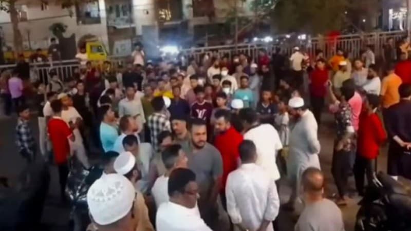 Locals besiege police station protesting extortion, mugging in Mohammadpur