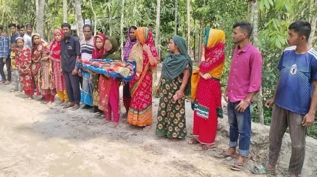 Woman forms human chain demanding trial of lover with child's body