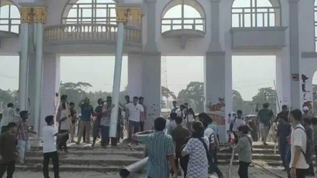 Sher-e-Bangla Agricultural University students vandalise trade fair structures over secretariat relocation plan
