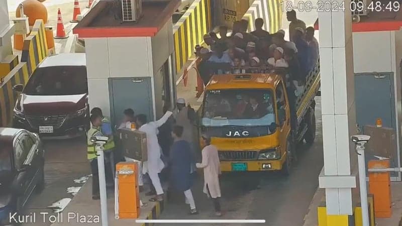 Miscreants vandalize Elevated Expressway’s Kuril toll plaza