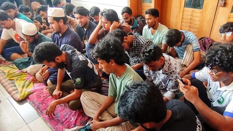 KUET students launch hunger strike demanding removal of VC