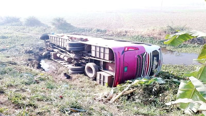 Bus-truck collision kills 2, injures 30 in Faridpur