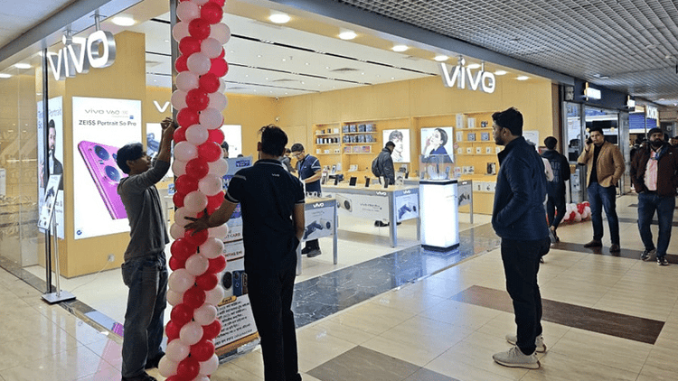 Smuggler-linked protests disrupt legal mobile production in Bangladesh