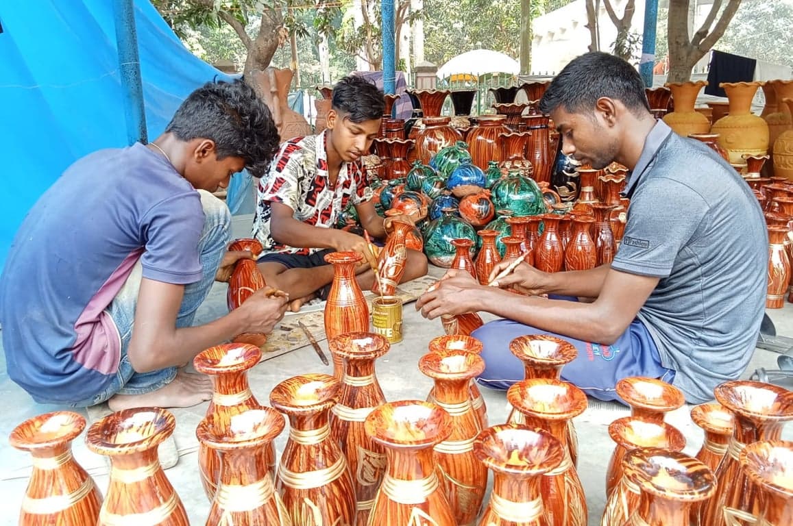 নববর্ষের আনন্দে মাতোয়ারা বগুড়া