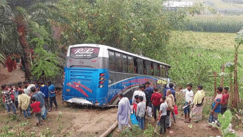 1 killed, 6 injured as passenger bus falls into ditch in Natore