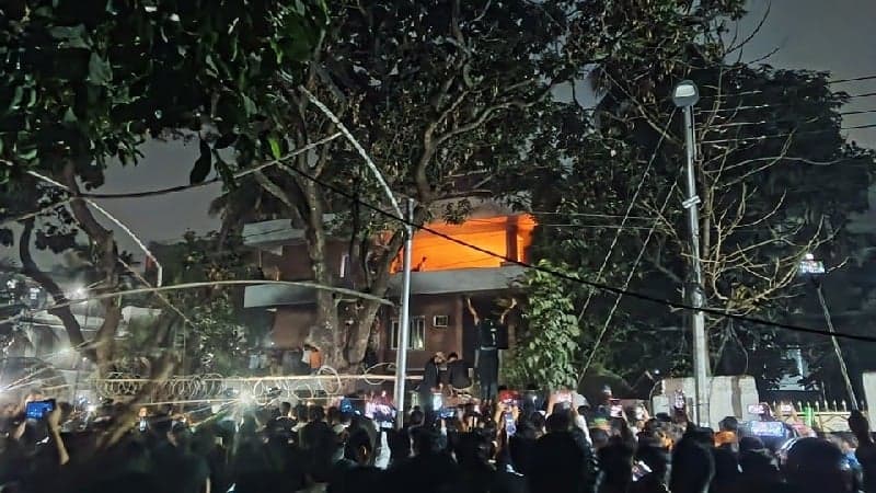 Bulldozer in front of Dhanmondi 32