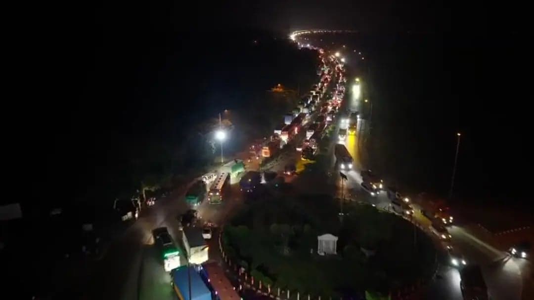 One killed in Jamuna Bridge bus crash, traffic halted