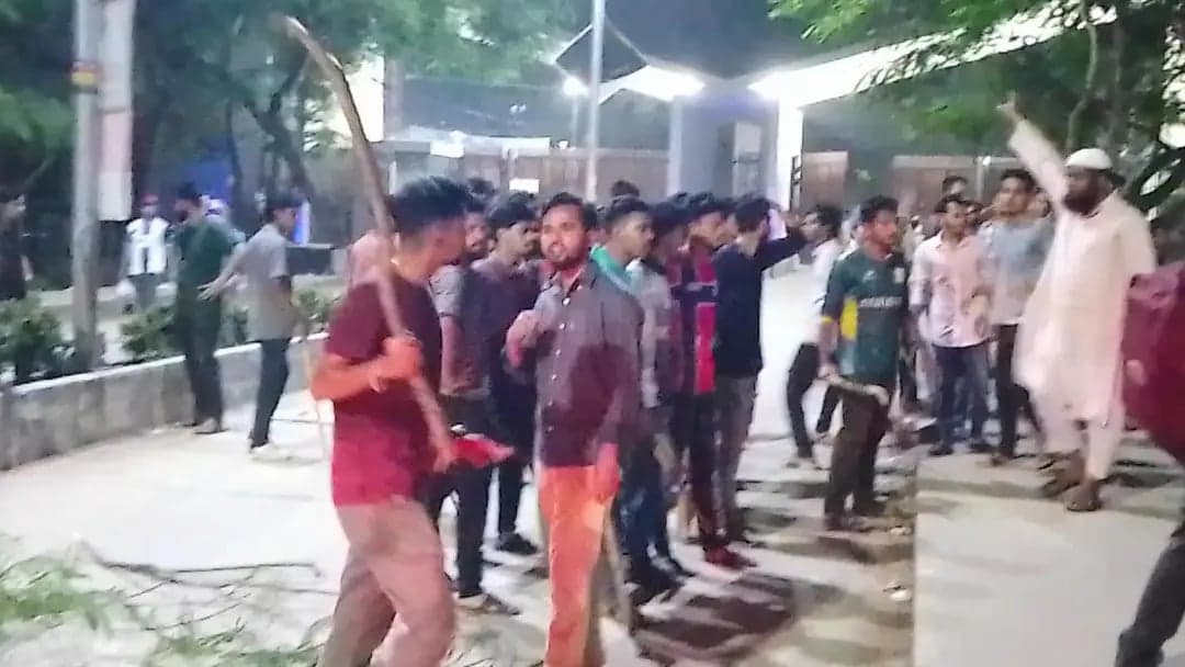 Chhatra Dal-Shibir clash at BRU over exhibition showing war-criminals as 'judicial killing victims'