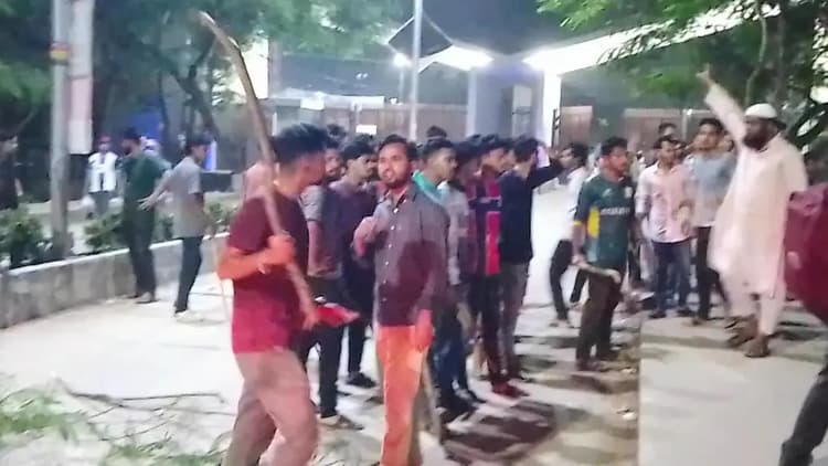 Chhatra Dal-Shibir clash at BRU over exhibition showing war-criminals as 'judicial killing victims'