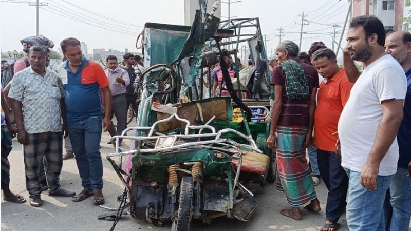 3 killed as covered van, easybike collide in Jamalpur