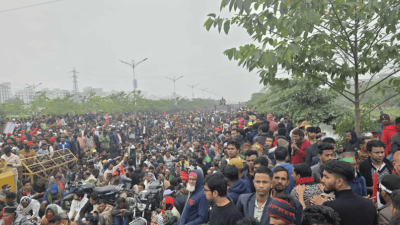 Massive crowd gathers at 300 Feet for Tarique Rahman reception