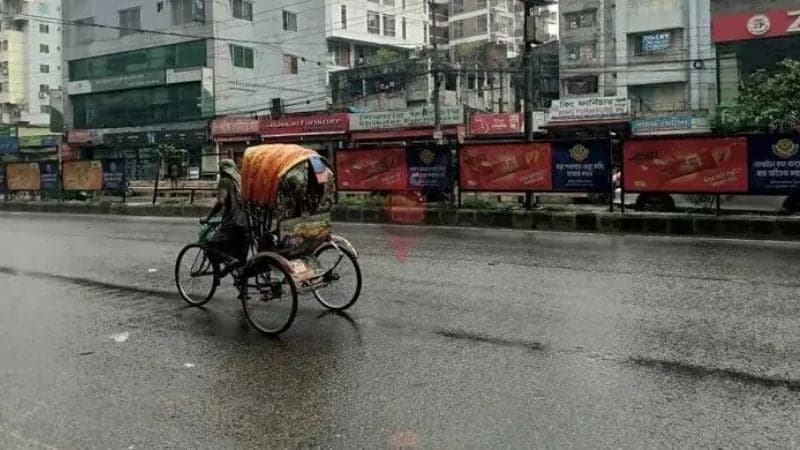 Sudden downpour disrupts morning commute in Dhaka
