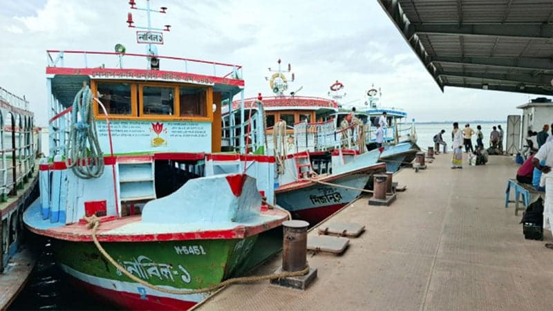 Ferry services on Daulatdia-Paturia route suspended due to bad weather
