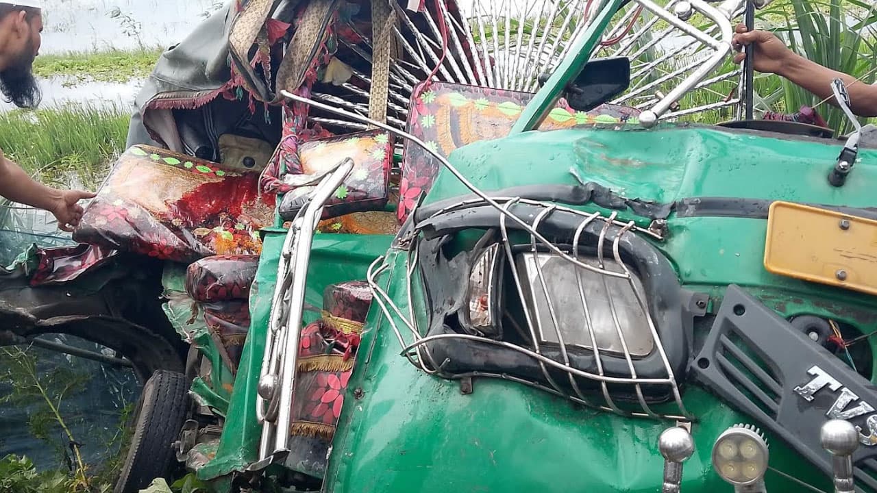 3 killed as bus runs over autorickshaw in Tangail