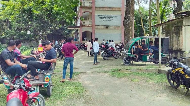 No political programmes in schools disrupting classes