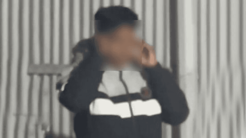 Crowd forces sub-inspector to stand holding ears in Rajshahi