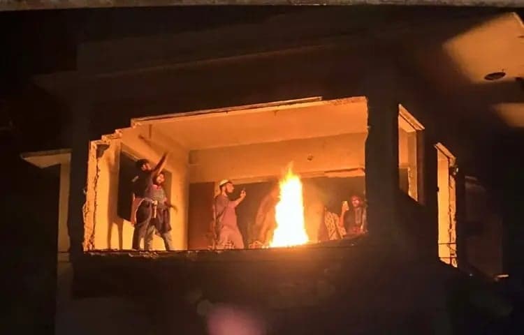 Dhanmondi 32 set ablaze again