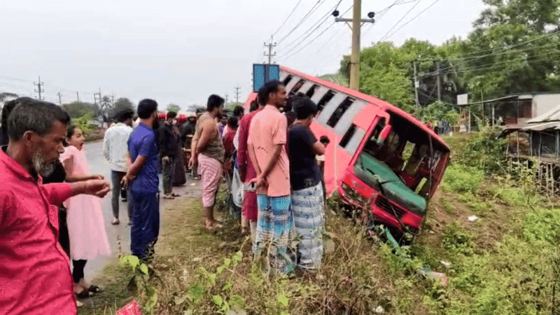 2 killed as bus hits 3 vehicles