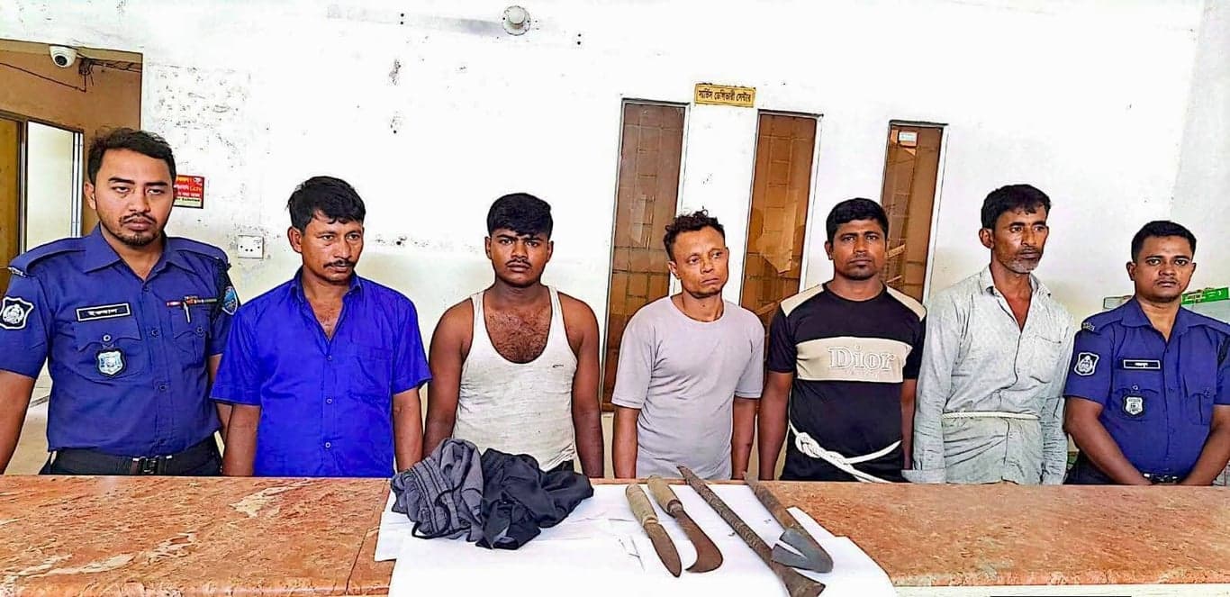Police foil robbery bid in Chakaria, arrest 5 with weapons