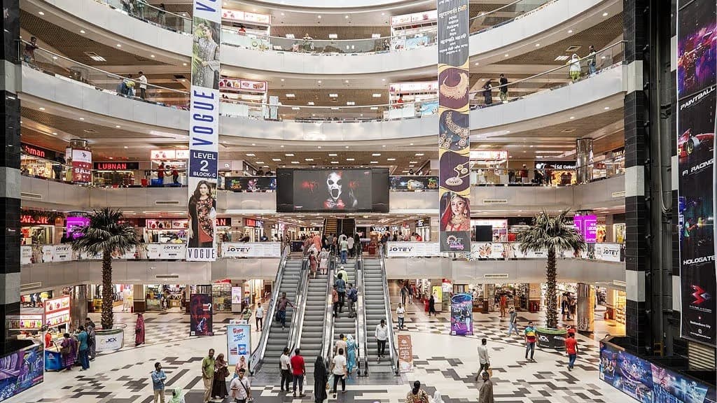 Govt extends opening hours of shops, shopping malls