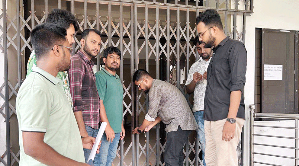 Locks put on gates of administrative building demanding resignation of VC at SAU