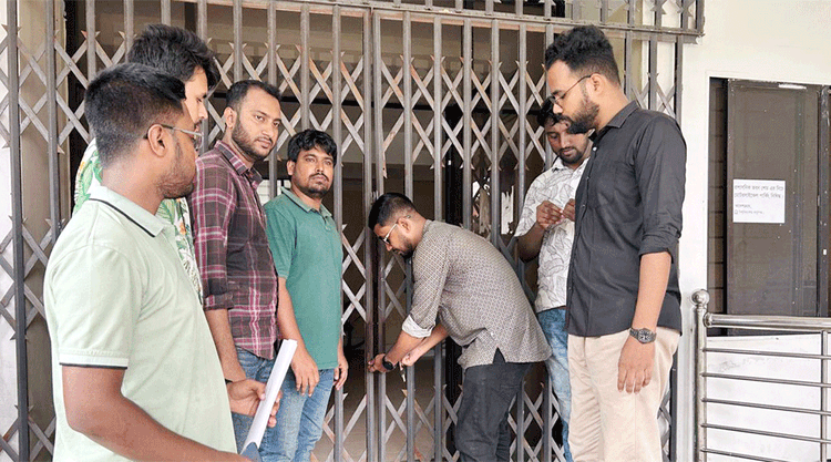 Locks put on gates of administrative building demanding resignation of VC at SAU