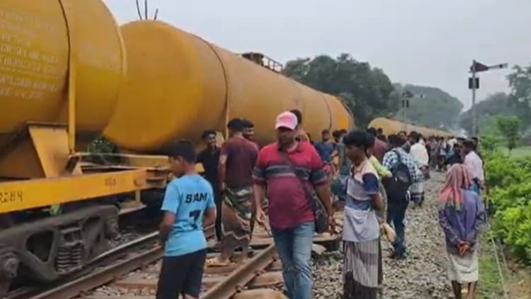 Freight train derails, snapping Khulna-North Bengal rail links