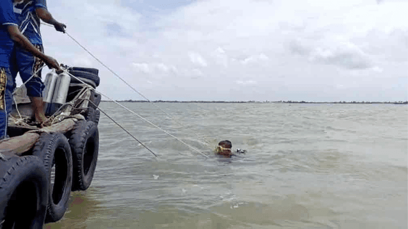 4 members of same family still missing after trawler sinks in Meghna