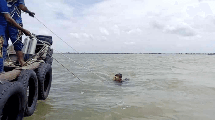 4 members of same family still missing after trawler sinks in Meghna