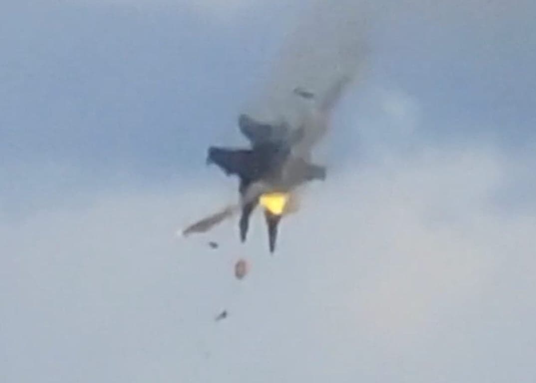 Two US Navy fighter jets crash after mid-air collision during air show
