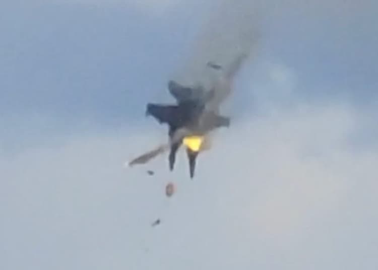 Two US Navy fighter jets crash after mid-air collision during air show